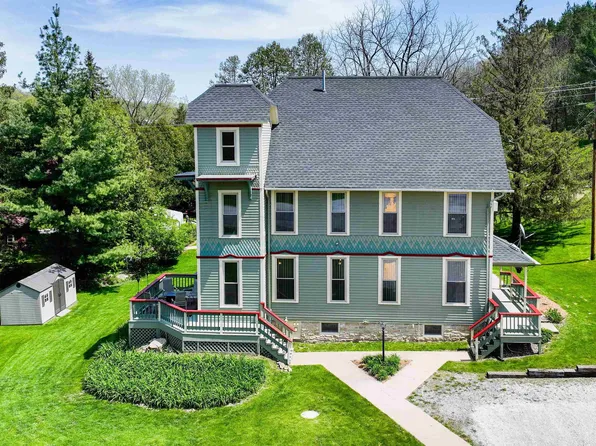 3484 Highlandville Rd, Decorah, IA 52101