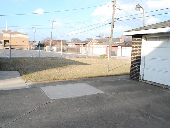 4th image of 3729-31 Butternut St