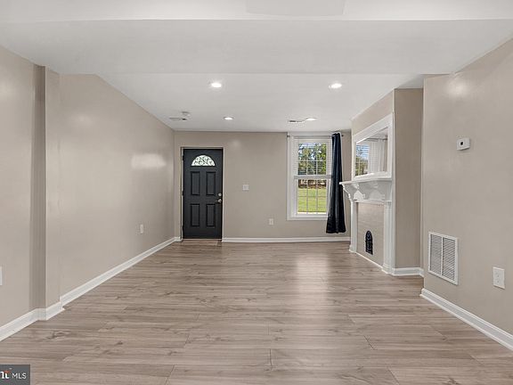 3rd image of 1413 E Eager St