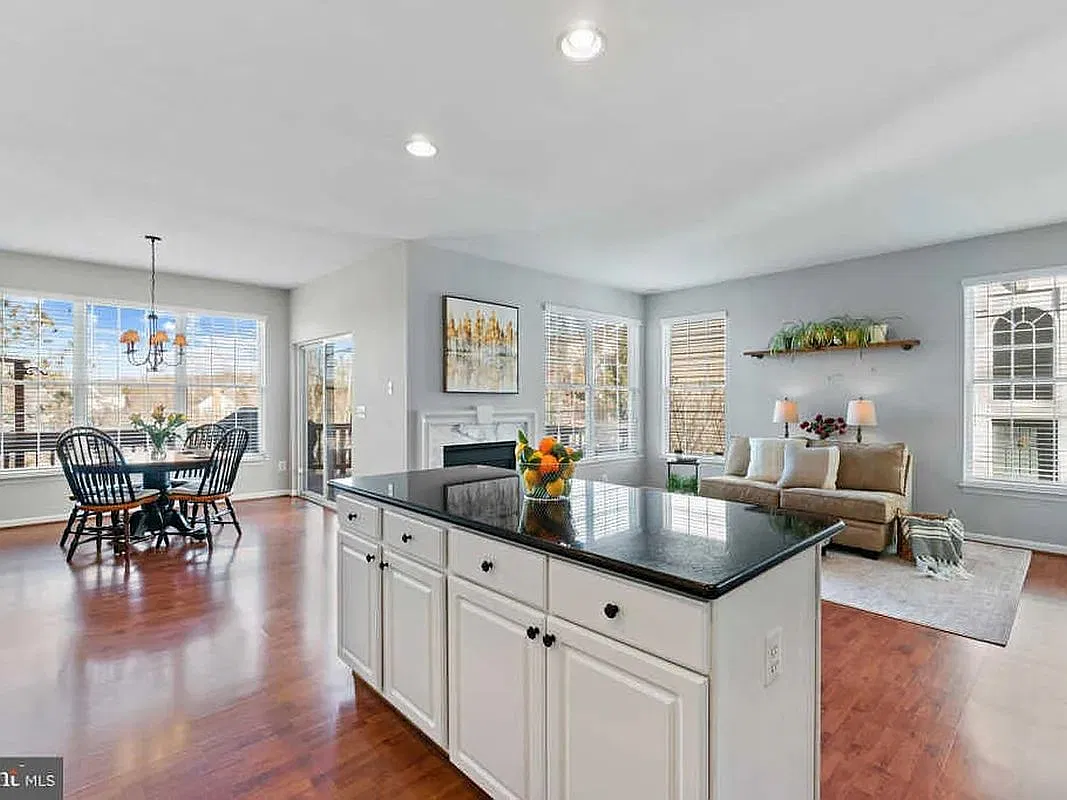 3 bed, 2.5 bath, 2820 sqft, $3,550 — Photo 2