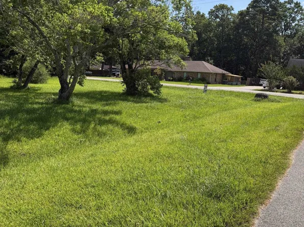 Twin Pines Ln, Beaumont, TX 77705