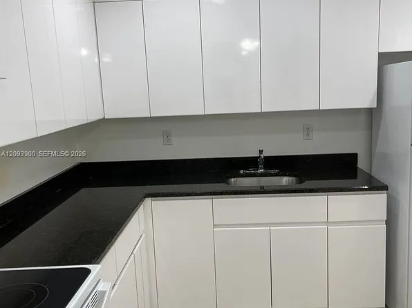 724 NE 4th St, Hallandale Beach, FL