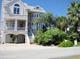 215 Bamaku Bnd, Tiki Island, TX 77554