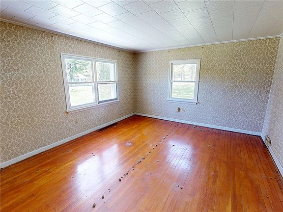4th image of 140 Evergreen Dr