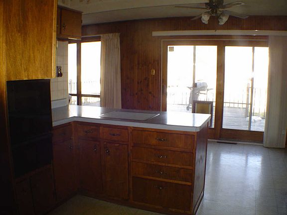 5th image of 806 Sheila Dr