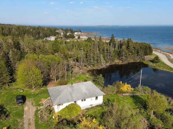 149 SE Cove Rd, Lunenburg, NS B0J 3G0
