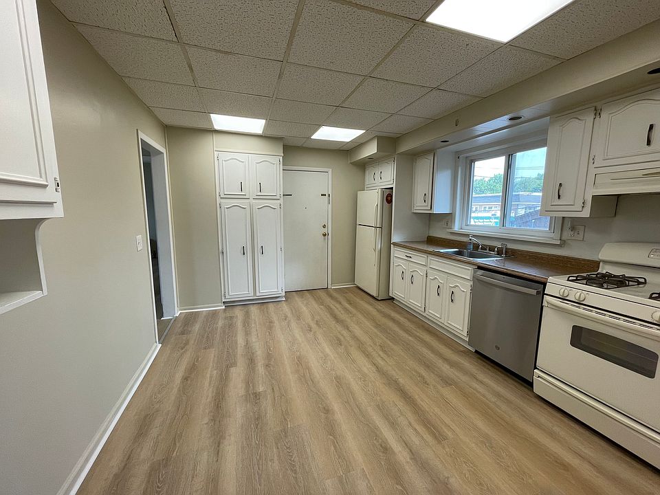 eat-in kitchen