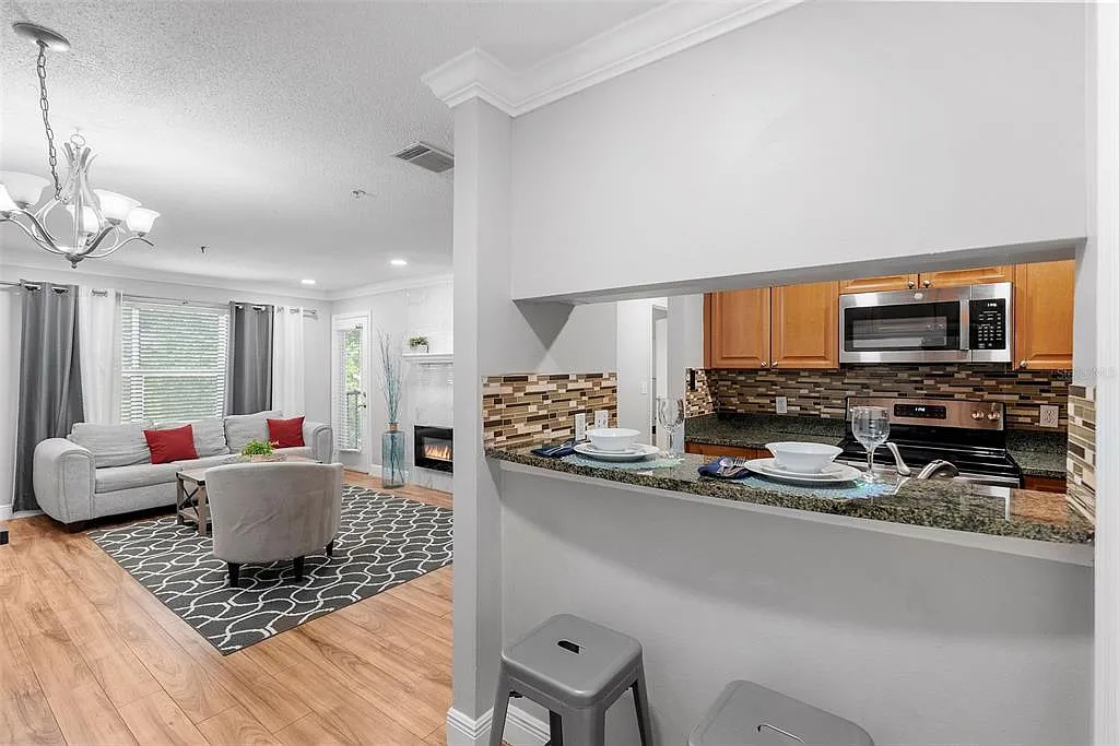 2 bed, 1.0 bath, 857 sqft, $1,950 — Photo 3