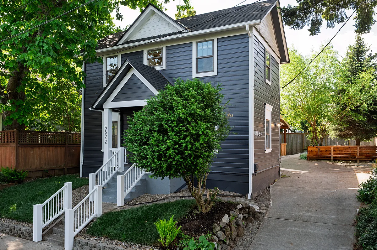 Photo 2 of 36 - 5622 SE Oak St #A - Portland, OR Building Photo - 5622 SE Oak St #A