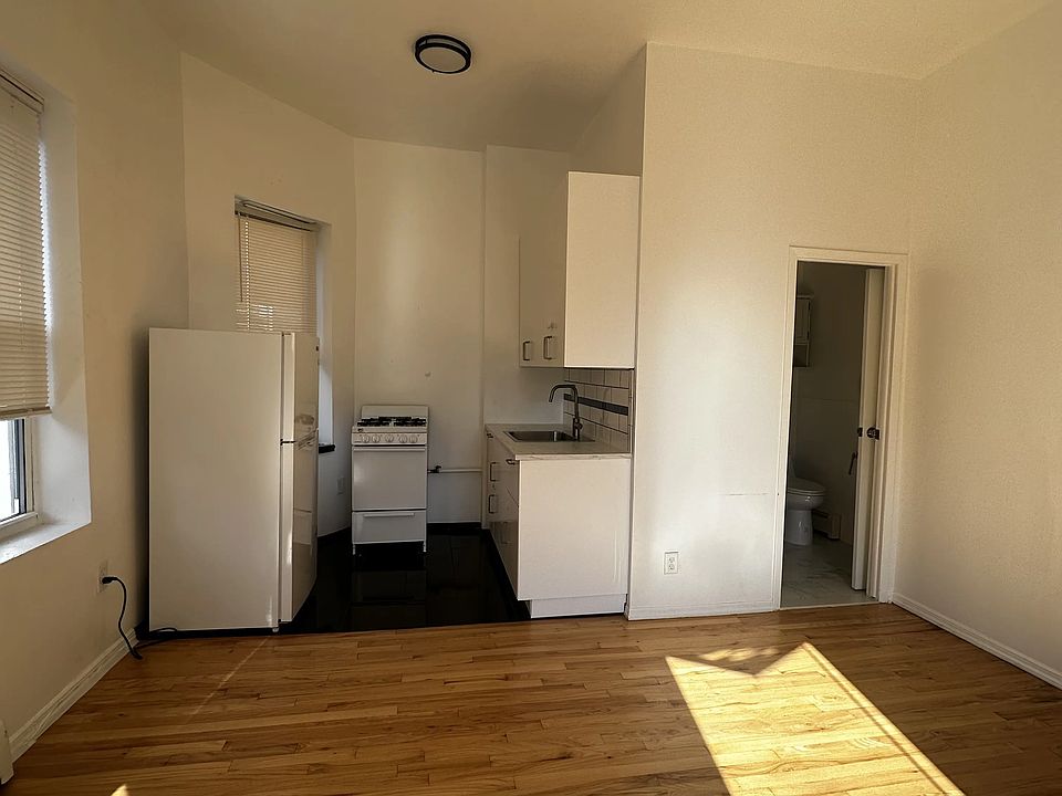 2nd image of 867 Riverside Dr #4B