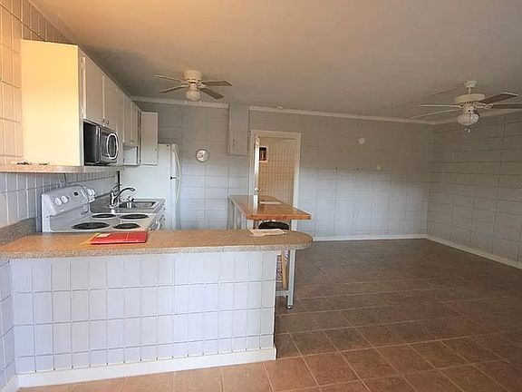 3rd image of 106 Floral Dr APT C