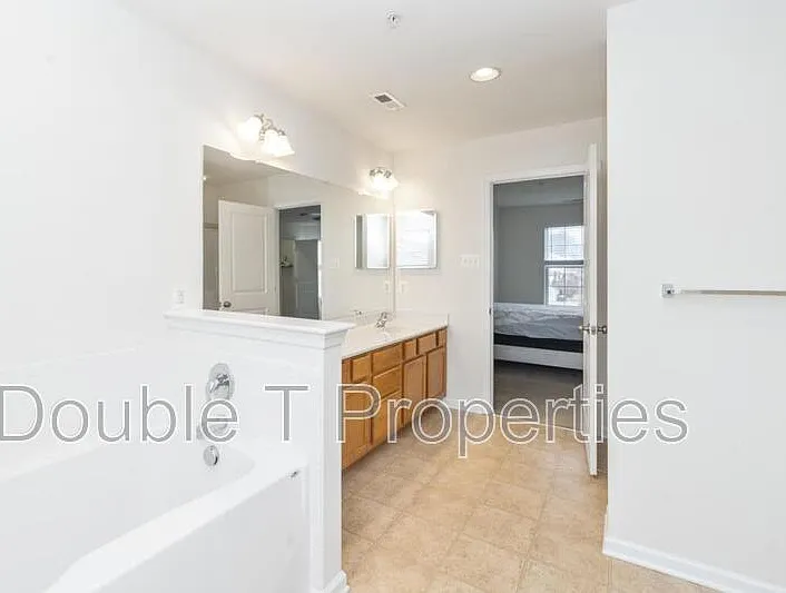 1841 Graymount Way — Photo 12