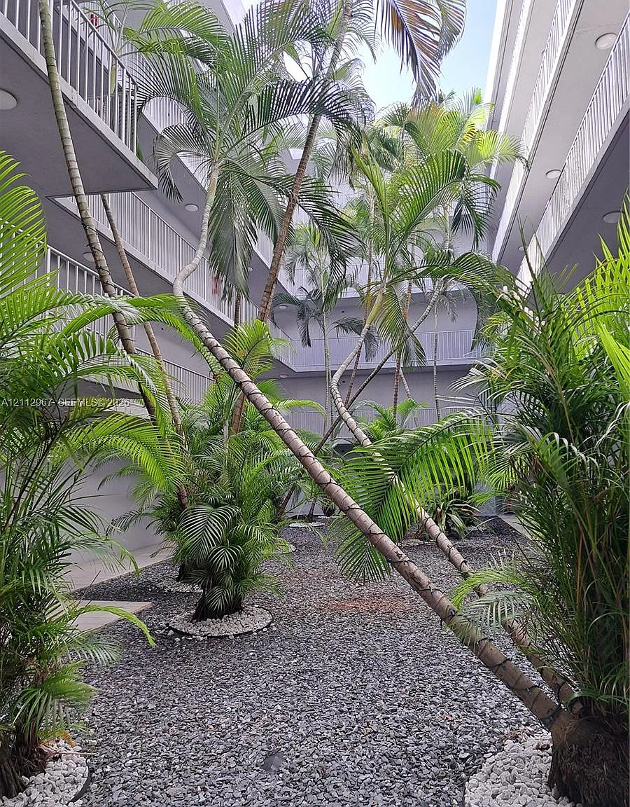 Palm Court Of Miami Condo — Photo 4