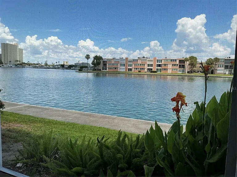 7645 Sun Island Dr S #101 — Photo 1