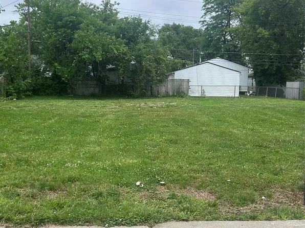 21189 Abrahm St, Clinton Township, MI 48035