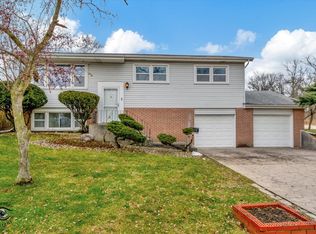 9149 Sycamore Dr, Hickory Hills, IL 60457