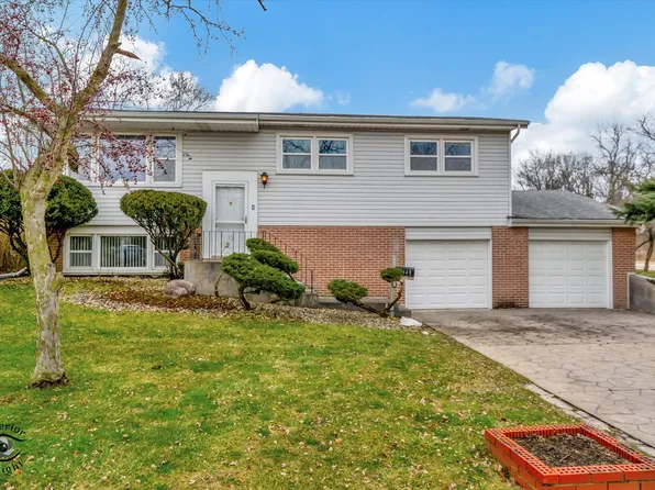 9149 Sycamore Dr, Hickory Hills, IL 60457