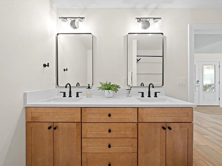 555 Norwood Ct — Photo 26