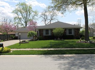 825 W Oakwood Dr, Greenwood, IN 46142