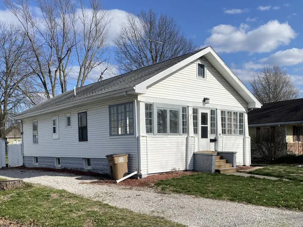 725 N High St, Carlinville, IL 62626