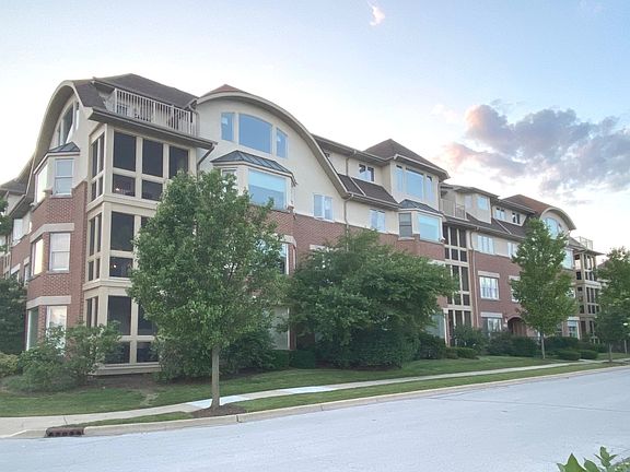 3rd image of 200 N River Ln Unit 106