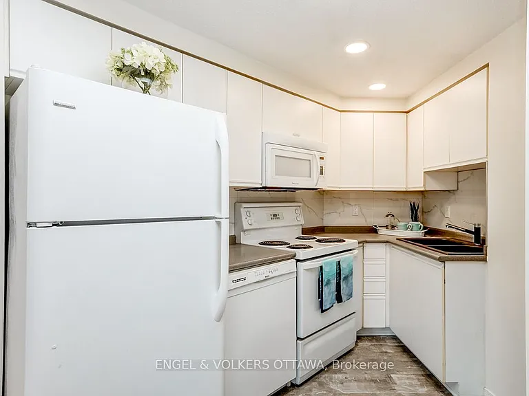 158 Rochester St W — Photo 11