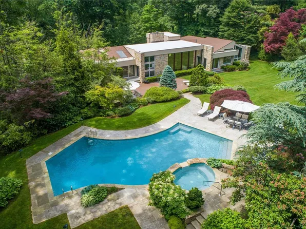 8 Rolling Hill Road, Old Westbury, NY 11568