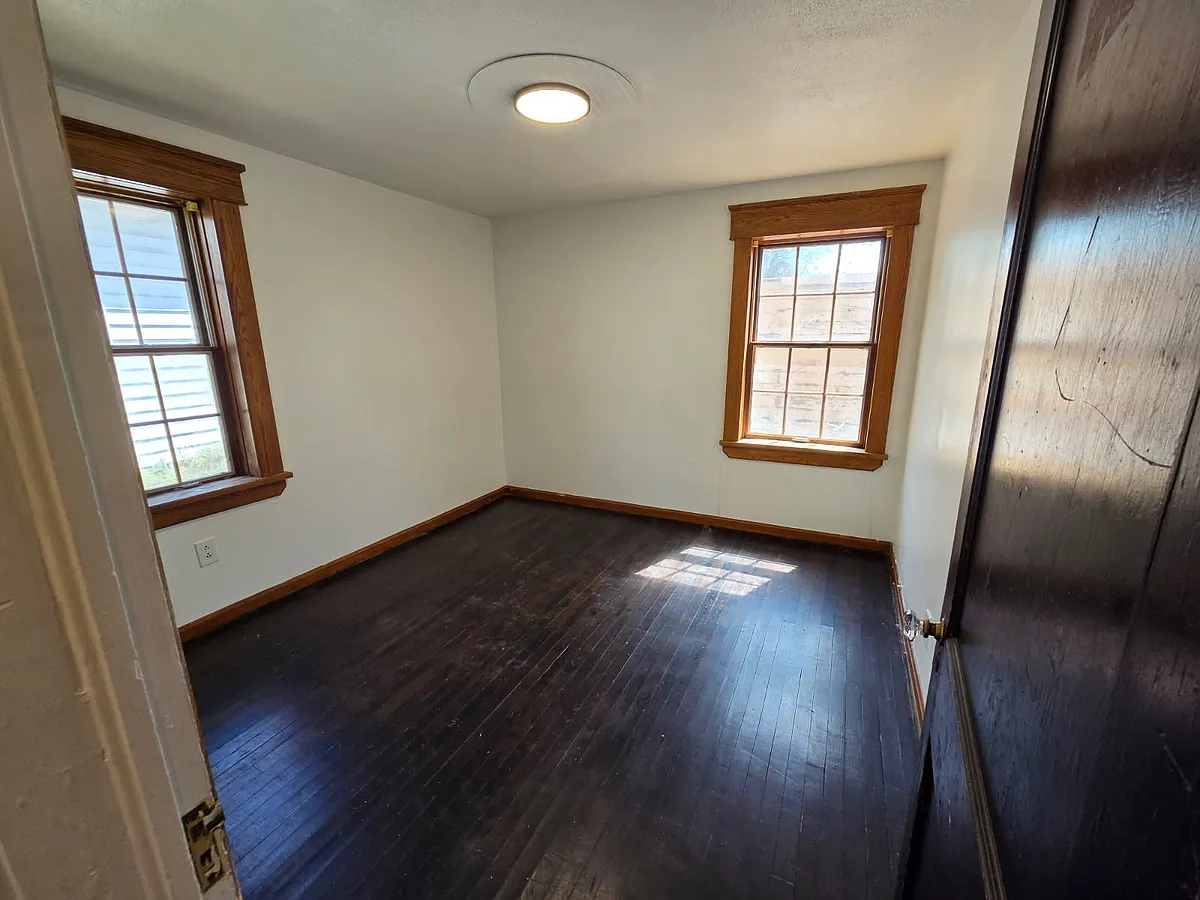 Building Photo - 1239 W 5th St #1