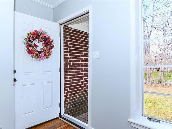 5th image of 945 Dan Valley Rd