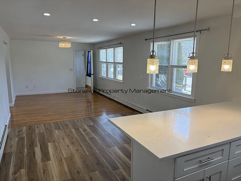 321 Budlong Rd — Photo 5