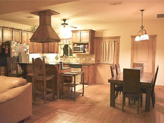 4th image of 400 Lakeside Dr