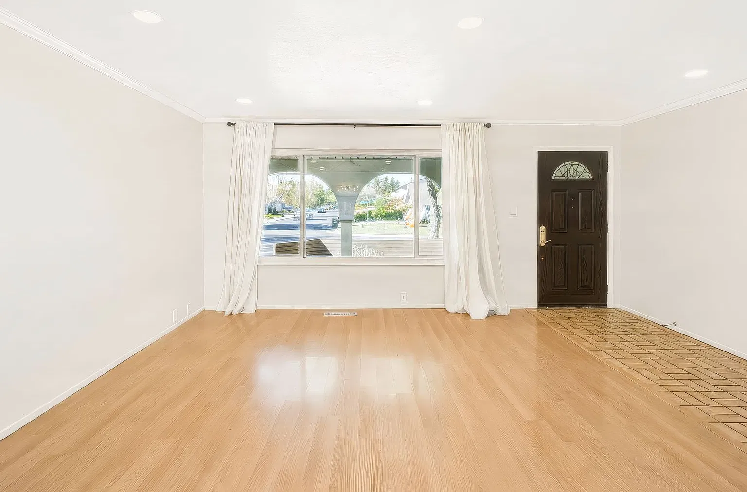 Pleasanton 4 Bed, 2 Ba. Recently Upgraded, Excellent School District - 8 or 20 month lease term — Photo 3