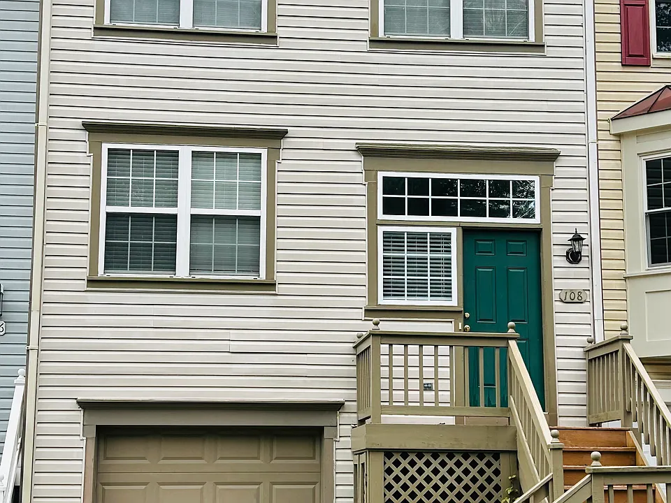 108 Hackley Ct