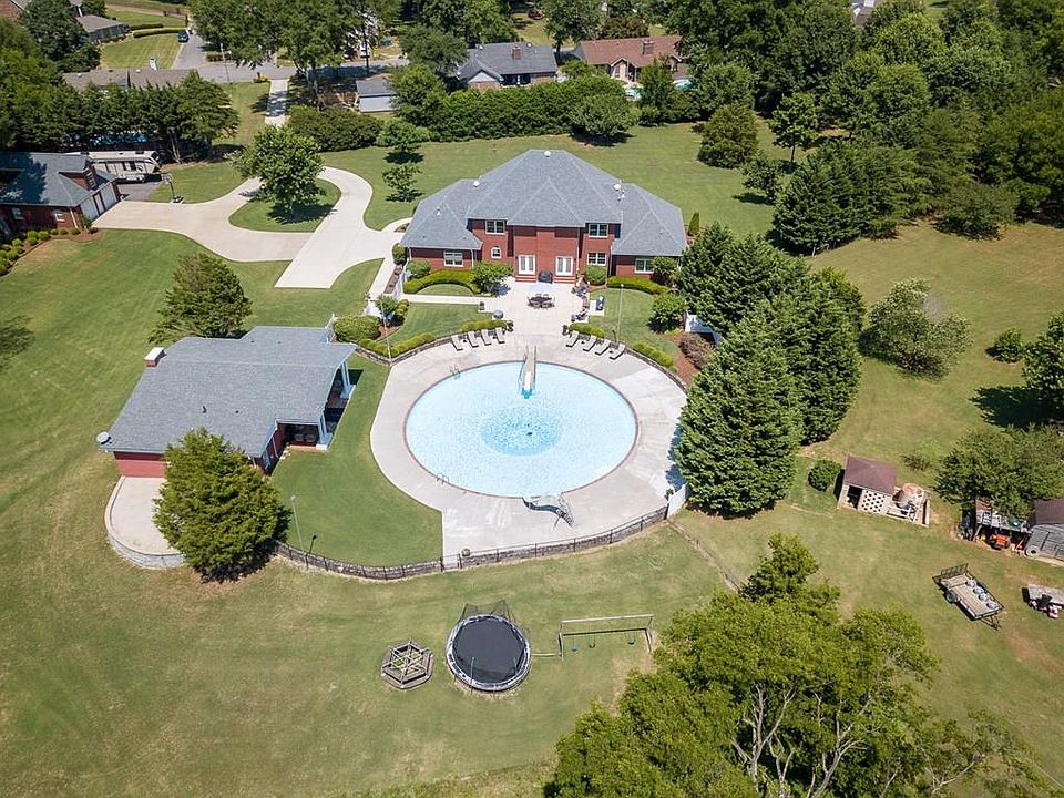 1st image of 115 White Oak Ln
