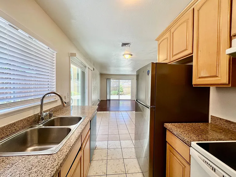 975 Owsley Ave — Photo 9