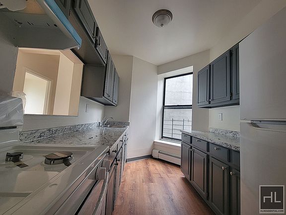 3rd image of 557 Kosciuszko St APT 2D