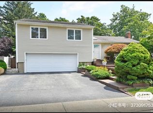 32 Cranberry Ln #1, Plainview, NY 11803