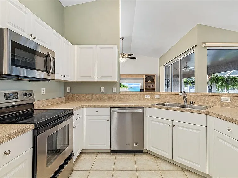 810 SW 10th Pl — Photo 9