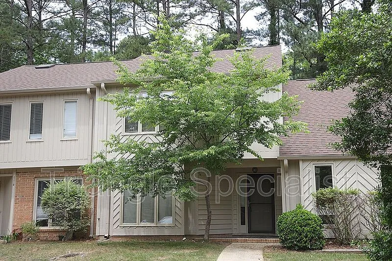 112 Mossbark Ln