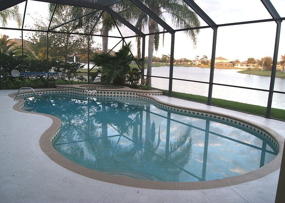 15 X 30' Pool with Hot Tub
