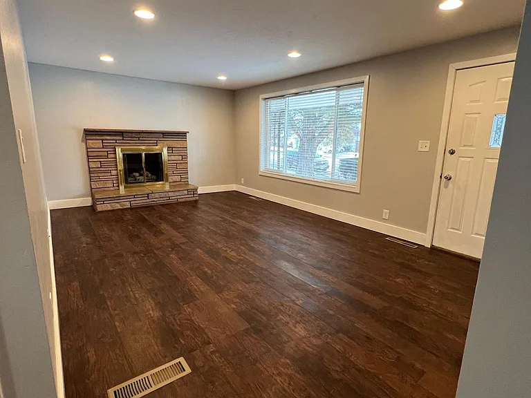 570 Horrocks Dr — Photo 2