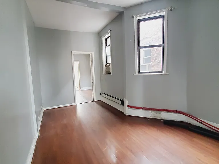 8 Saint Pauls Ave #4R — Photo 2