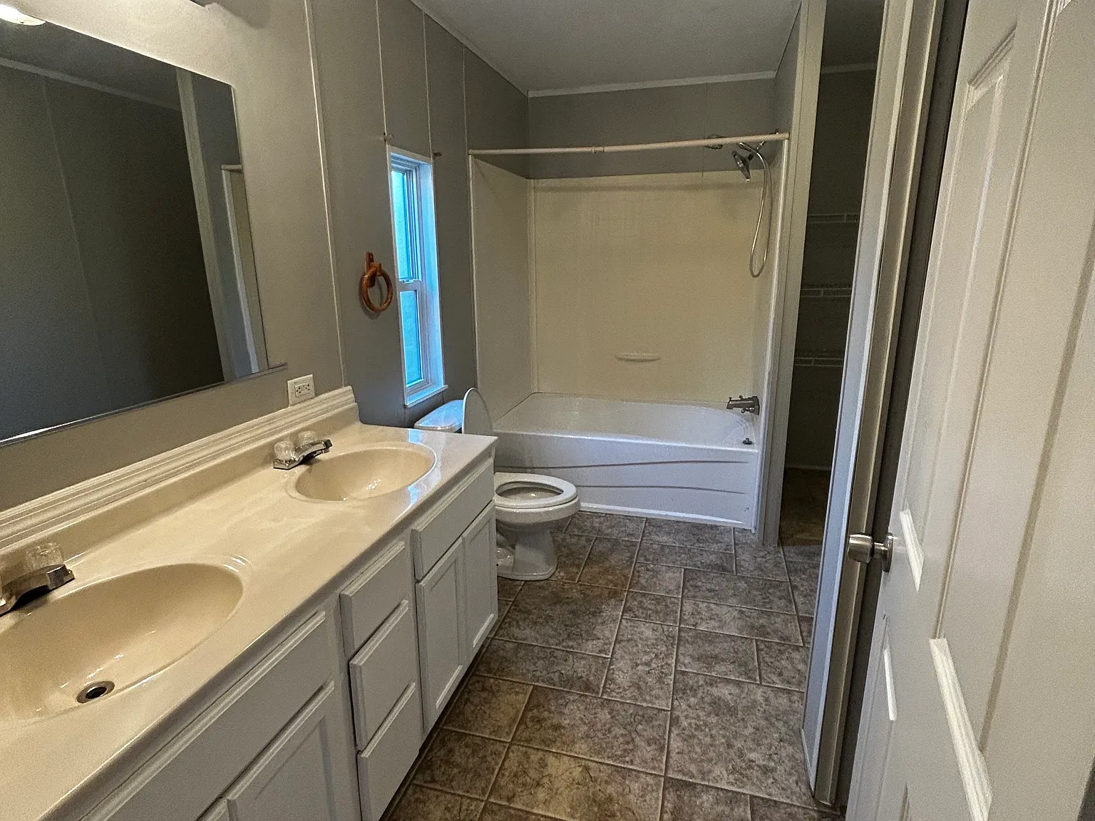 3 bed, 1028 sqft, $1,045 — Photo 4