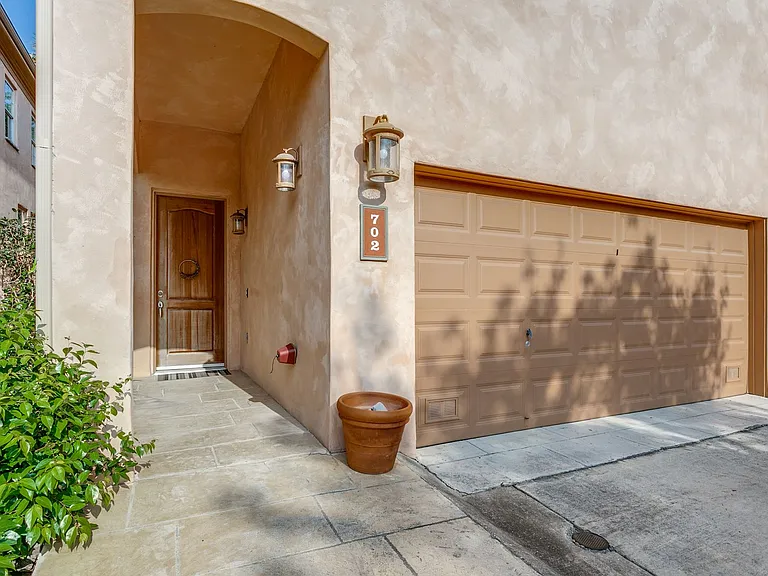 7897 Broadway #702 — Photo 3