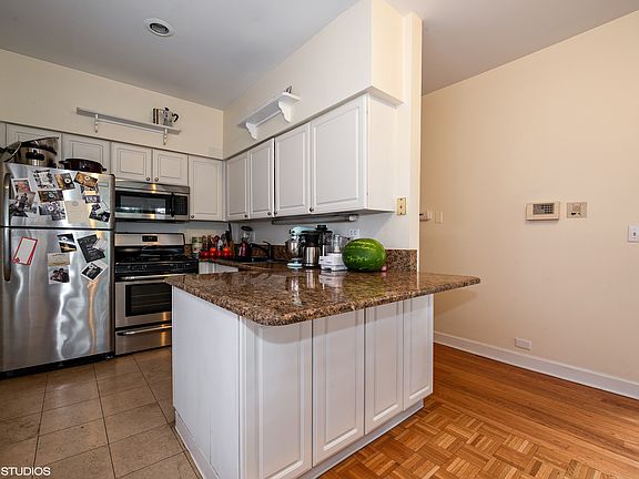 4th image of 924 W Fullerton Ave #3