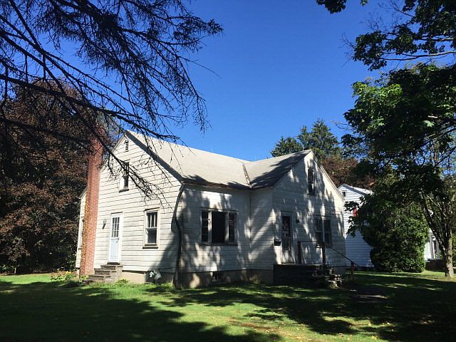 2nd image of 912 W Lockhart St