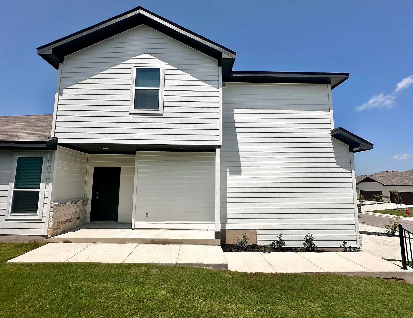 Luxury 2-Story, 4-Bed/ 2.5-Bath Duplex in Emma Park! — Photo 4