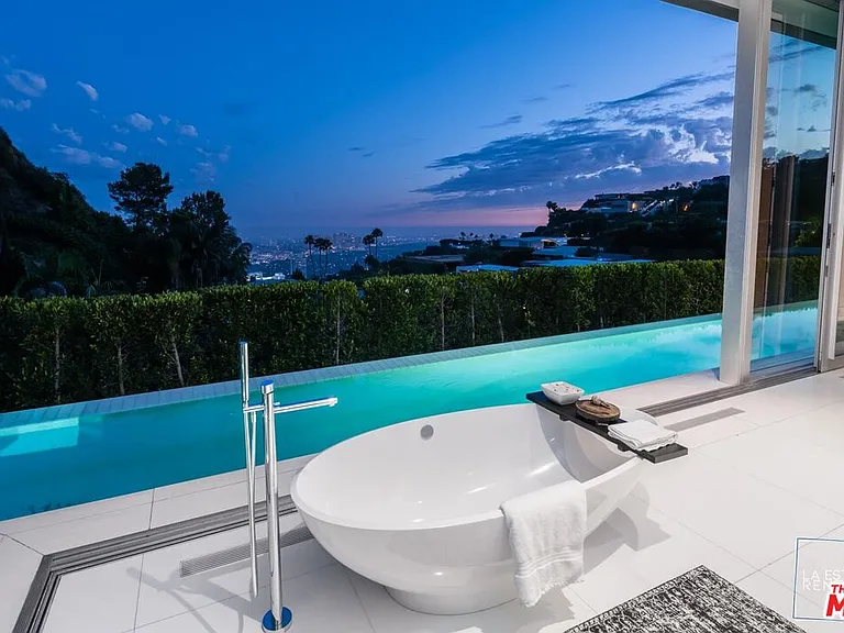 1814 N Doheny Dr — Photo 17