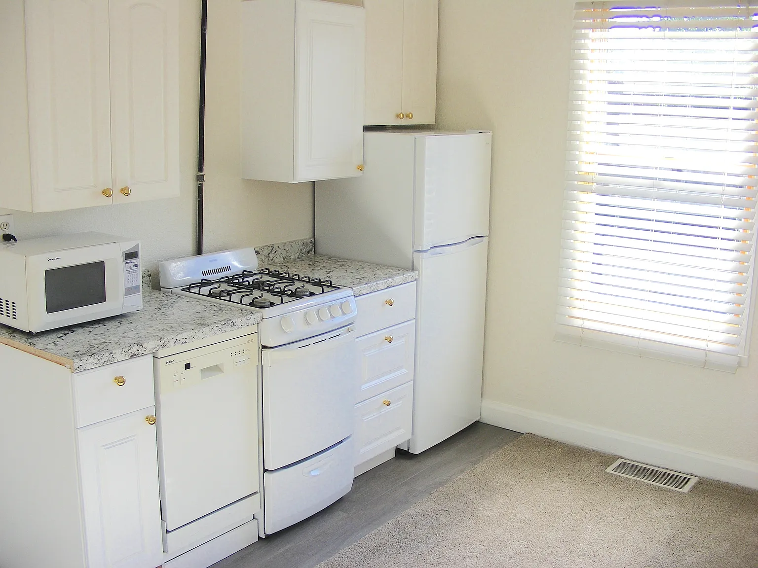 Studio, $895 — Photo 1