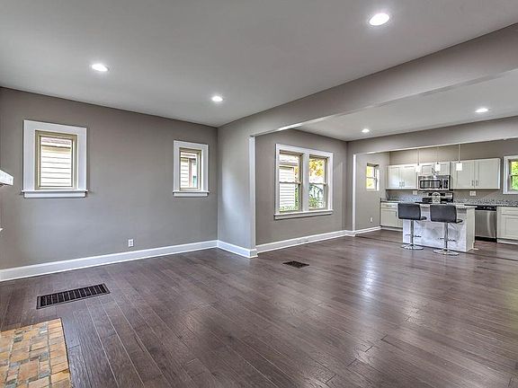 3rd image of 1919 Garden Ln